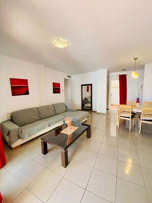 Televisie, een dvd-speler en een kantoor