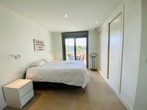 2 dormitorios, tabla de planchar con plancha, wifi y ropa de cama