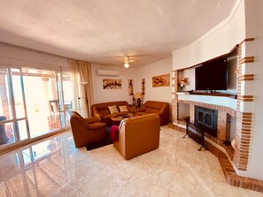 Televisie, een open haard en een kantoor