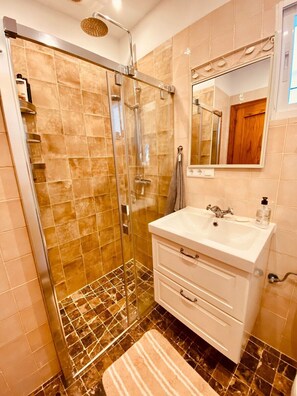 Bathtub, hair dryer, towels - SHR018 Villa El Castillo (Torrox)