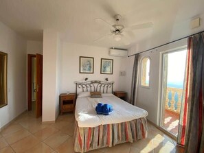 3 bedrooms, iron/ironing board, WiFi, bed sheets - SHR018 Villa El Castillo (Torrox)