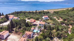 A coastal residential area with houses, a swimming pool, and a view of the sea. - Gorgeous home in Kremena (Kremena)