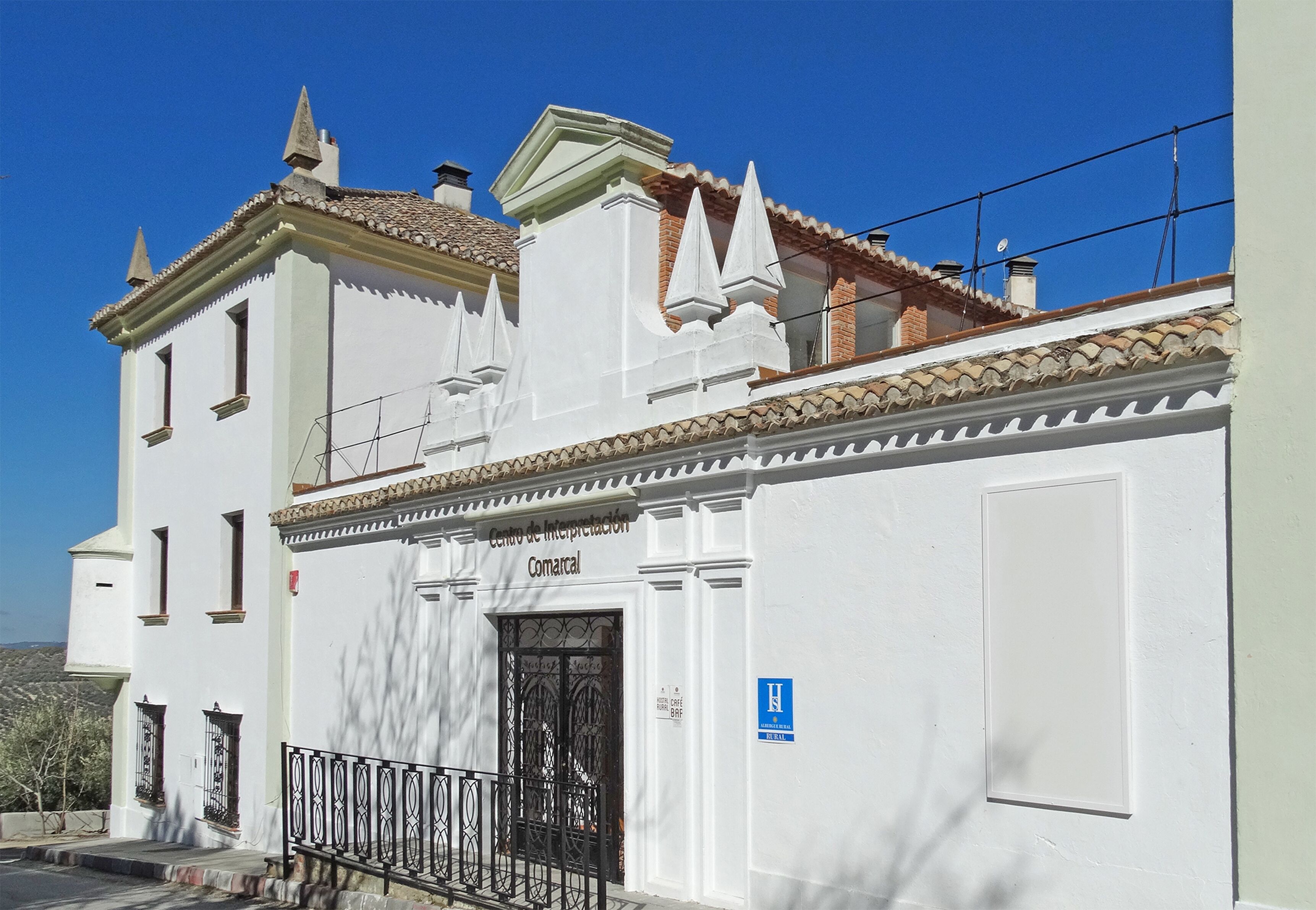 Rural house for large groups. Spacious halls and rooms with their own bathroom.