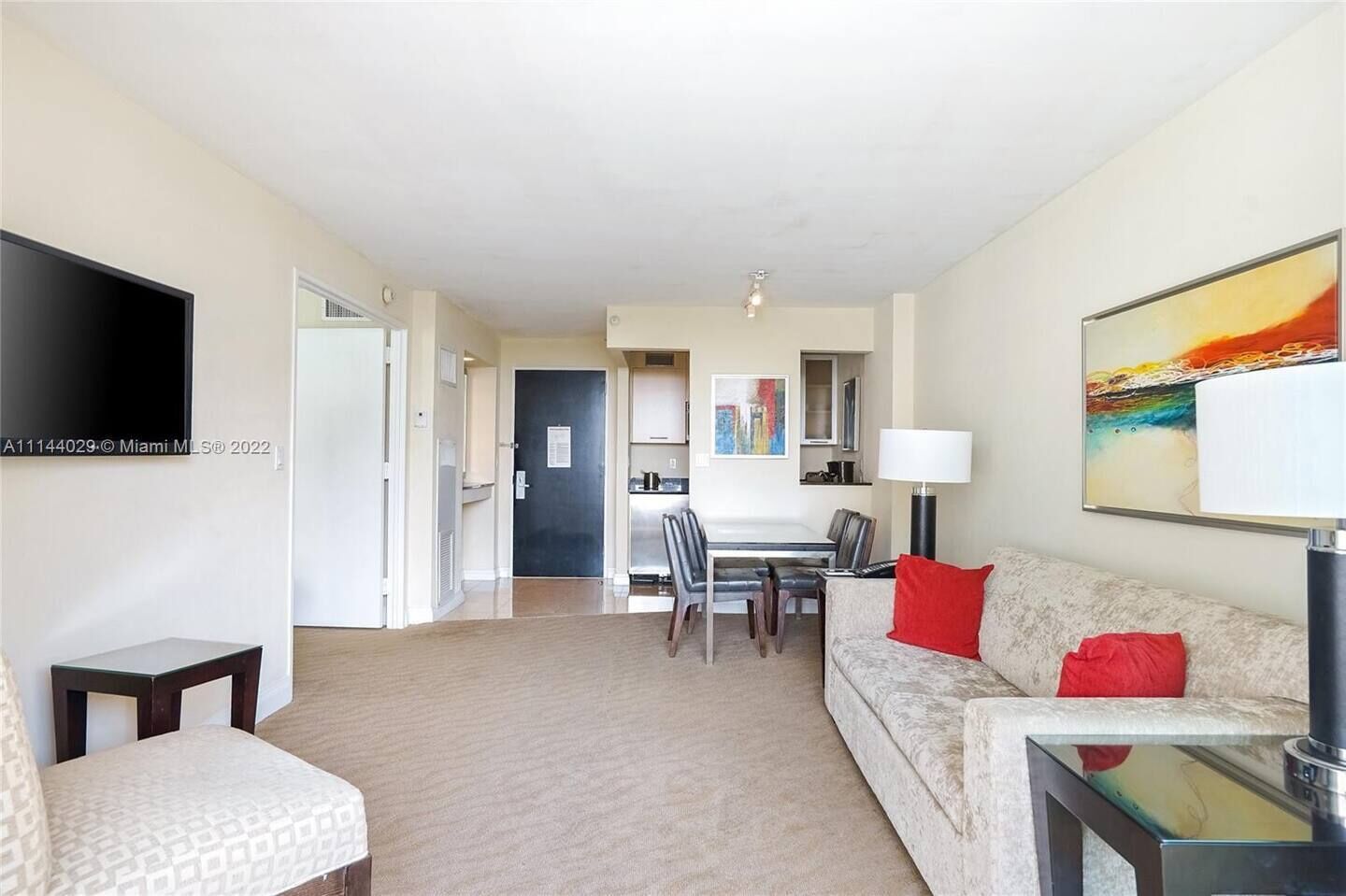 Lovely One Bedroom Condo/Pool/hot tub/on canal