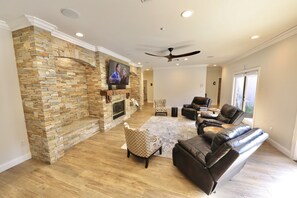Living area - Luxury Suite "A" (Redlands)