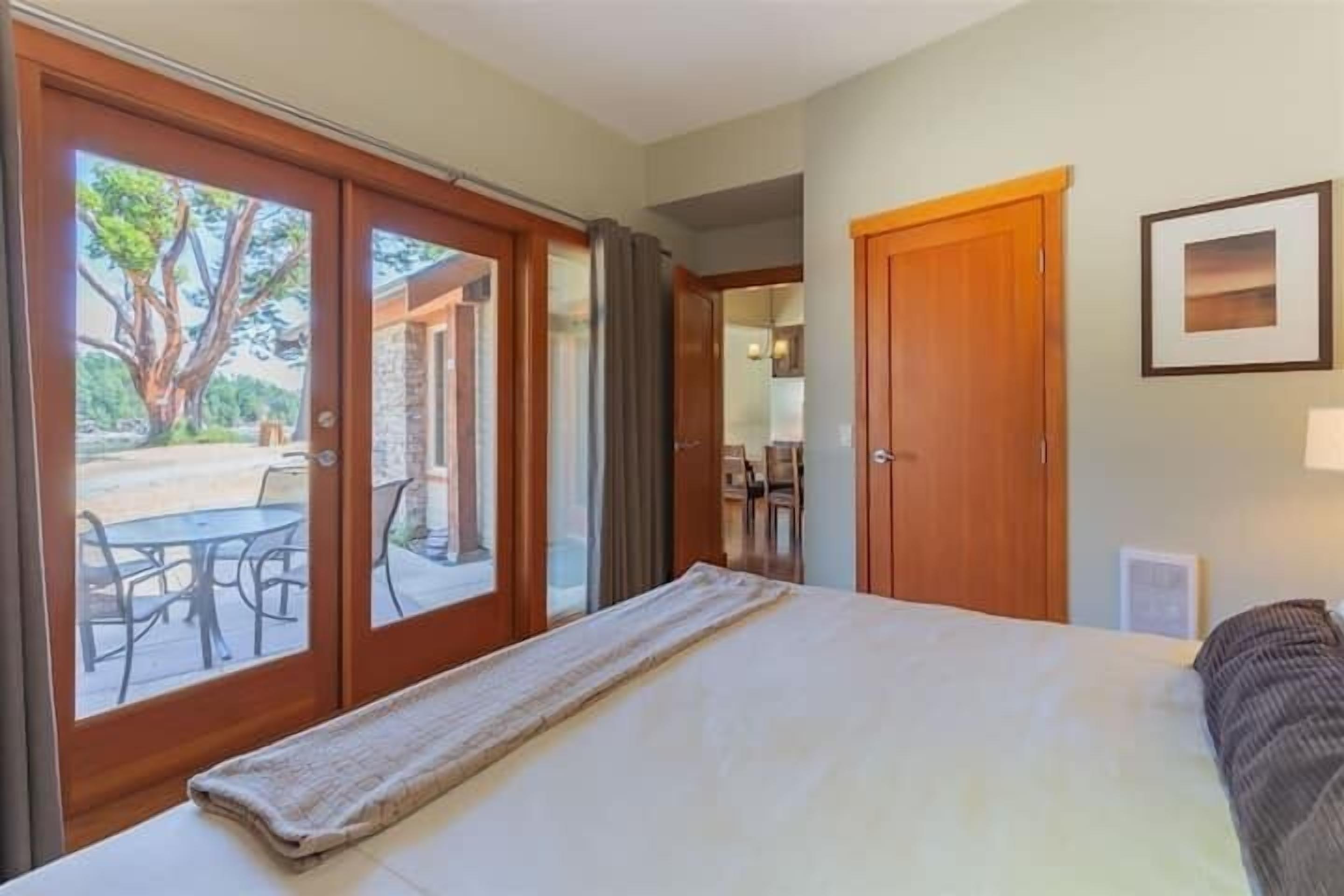 Waterfront Cottage - Mayne Island Resort