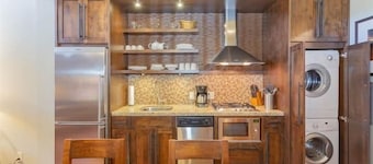 Waterfront Cottage - Mayne Island Resort