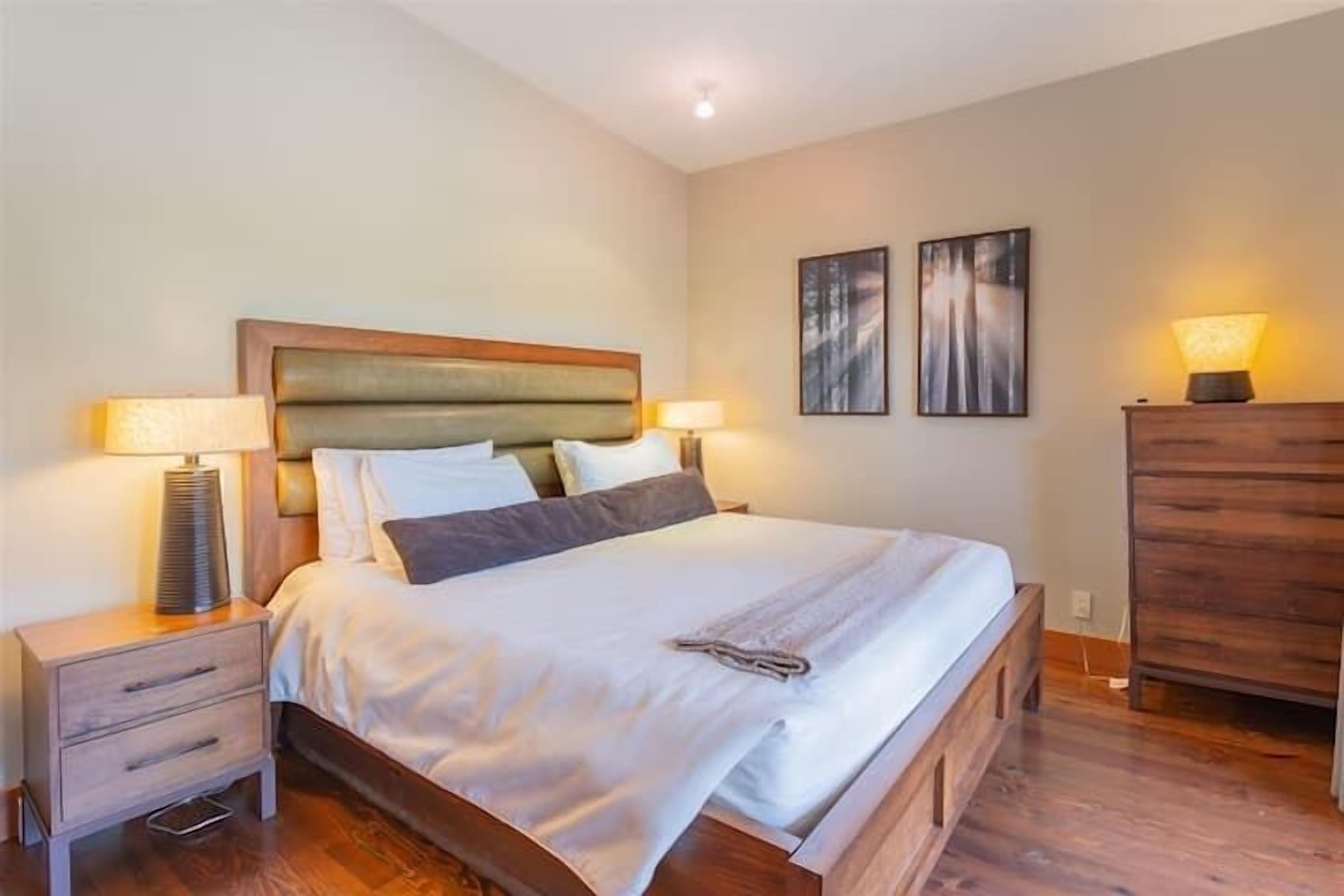 Waterfront Cottage - Mayne Island Resort