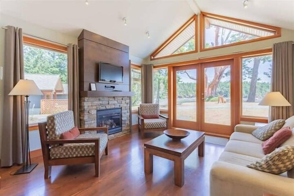 TV - Waterfront Cottage - Mayne Island Resort (Mayne Island)