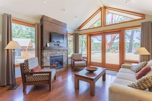 Waterfront Cottage - Mayne Island Resort