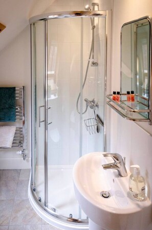 Een douche, een haardroger, handdoeken