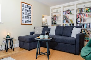 Téléviseur, foyer, livres
