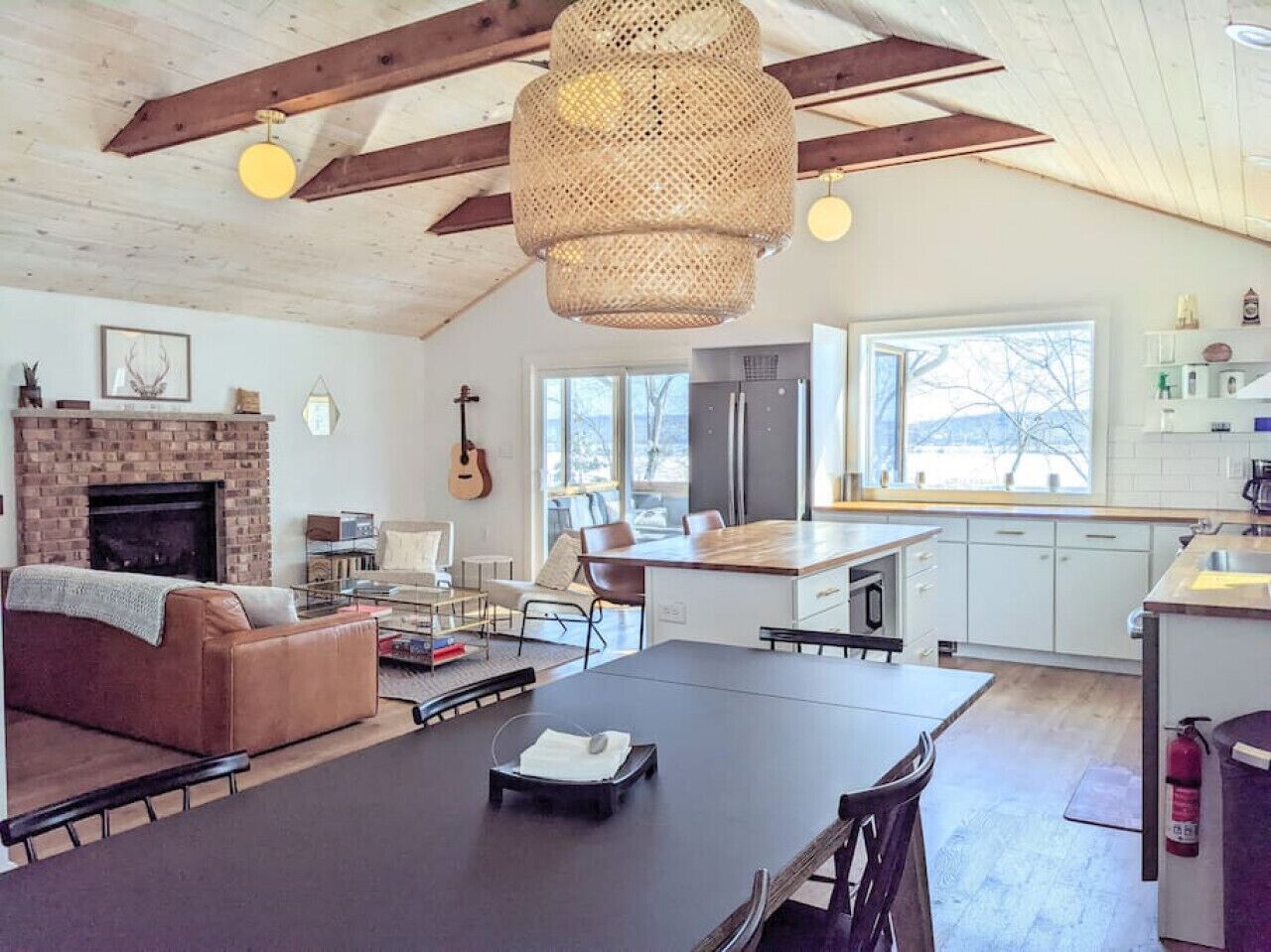 Mountain Modern Lake Front Home! FirePit, Hot tub, Kayaks, Great Design!