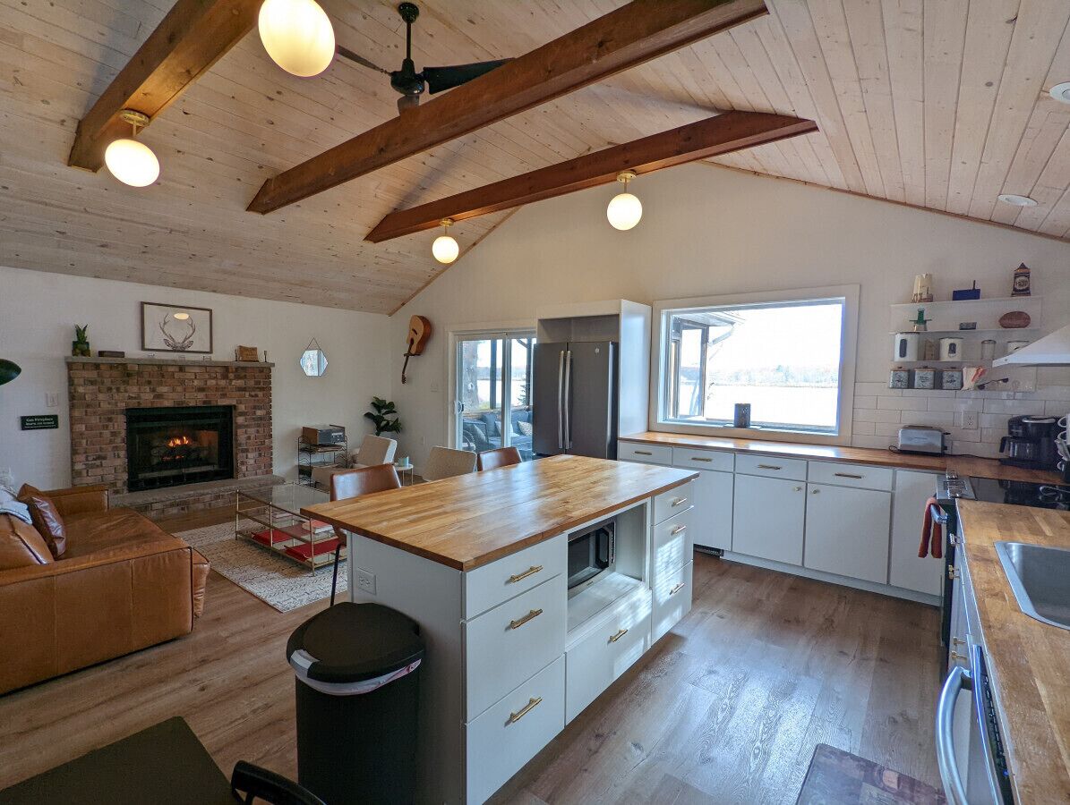 Mountain Modern Lake Front Home! FirePit, Hot tub, Kayaks, Great Design!