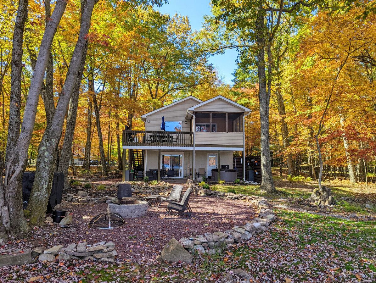 Mountain Modern Lake Front Home! FirePit, Hot tub, Kayaks, Great Design!