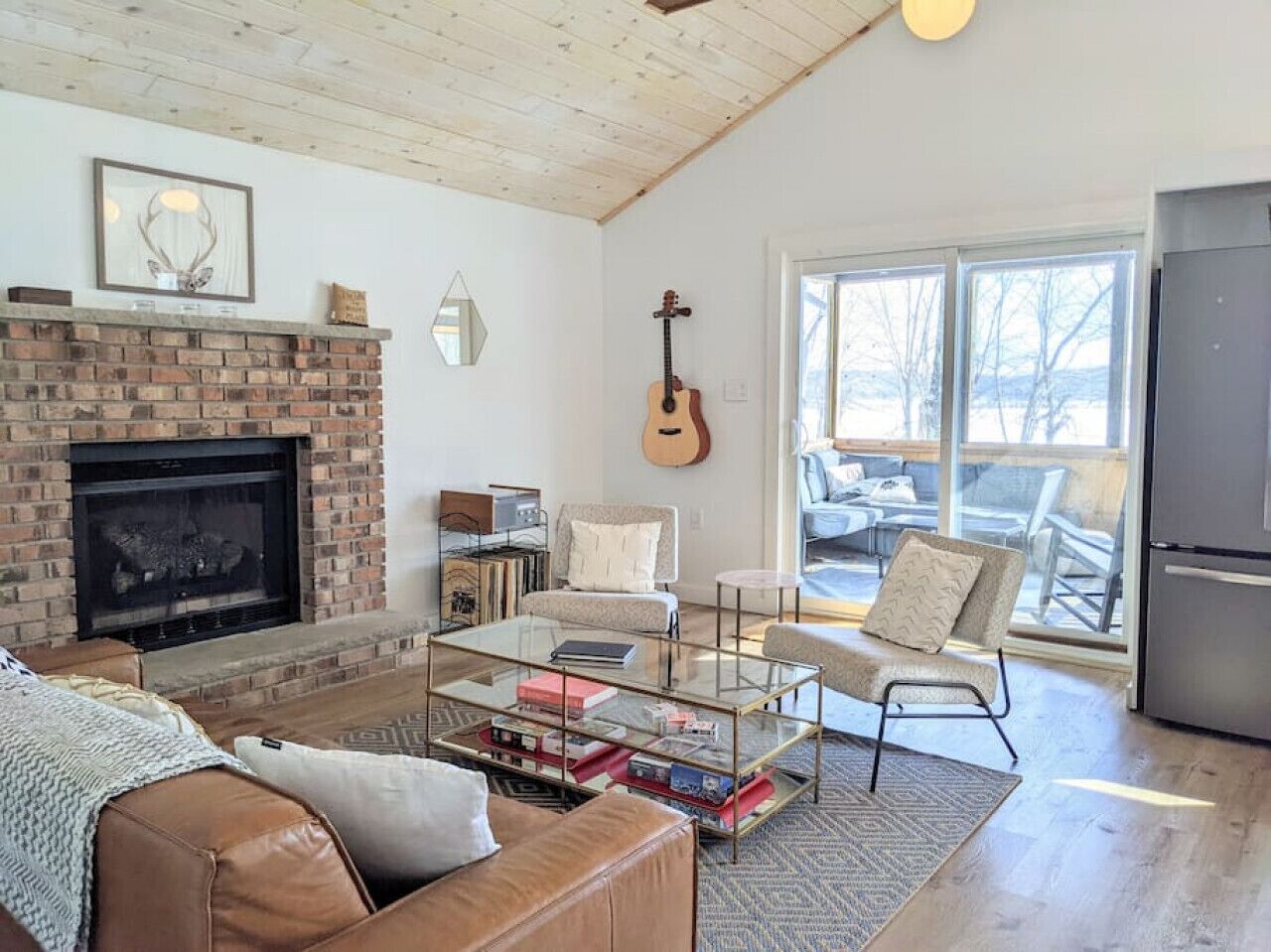 Mountain Modern Lake Front Home! FirePit, Hot tub, Kayaks, Great Design!