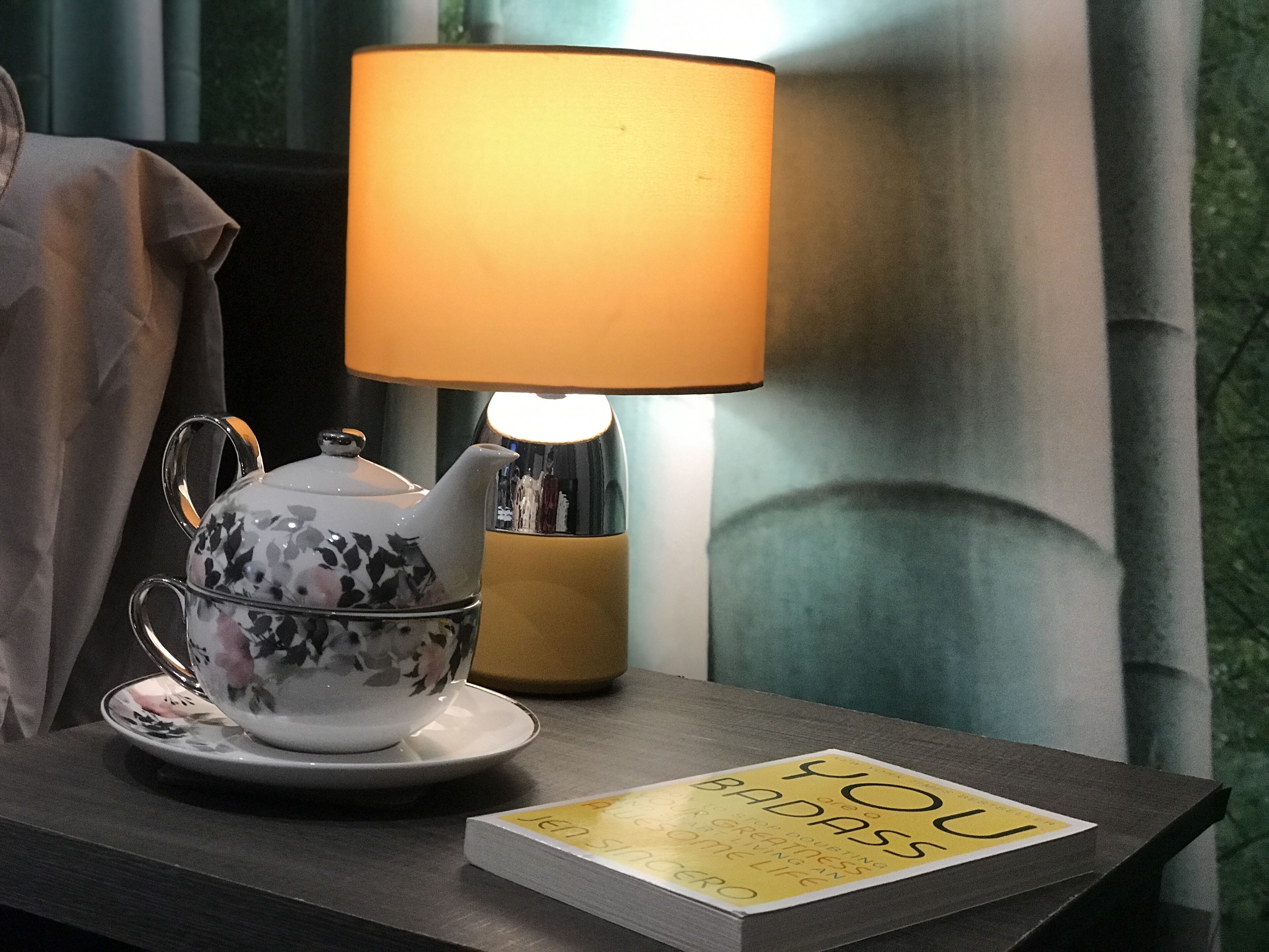 Une table sur laquelle se trouvent une théière et un livre intitulé « Vous êtes génial(e) ».
