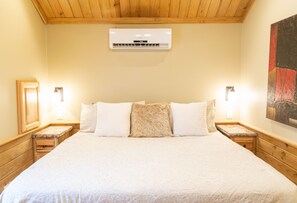3 bedrooms - Tiny living cabin (Willis)