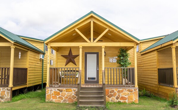 Exterior detail - Tiny living cabin (Willis)