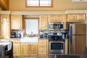 Private kitchen - Tiny living cabin (Willis)