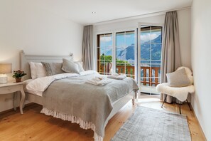 4 Schlafzimmer, Bügeleisen/Bügelbrett