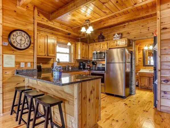 Micro-ondes, four, lave-vaisselle, tables à manger