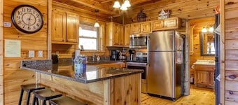 1.1 Mi to DT Gtlbg* MtnView*HotTub*Arcade*GSMNP