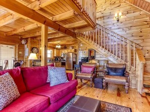 TV connectée, cheminée, lecteur de DVD, baby-foot