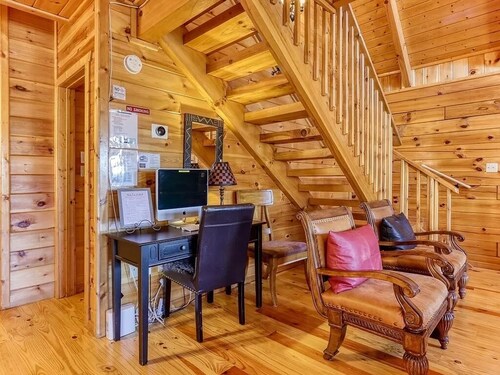 1.1 Mi to DT Gtlbg* MtnView*HotTub*Arcade*GSMNP