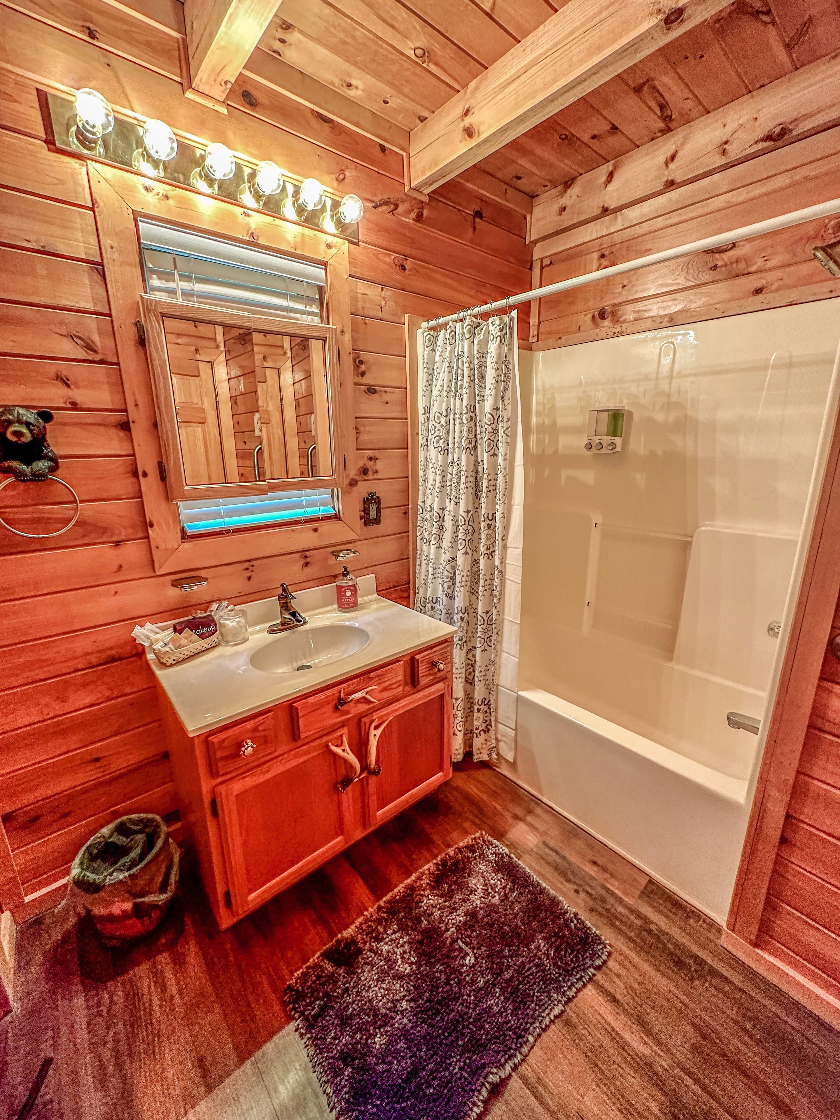 The Adaha Cabin 2br 2bth arcades hot tub Sevierville