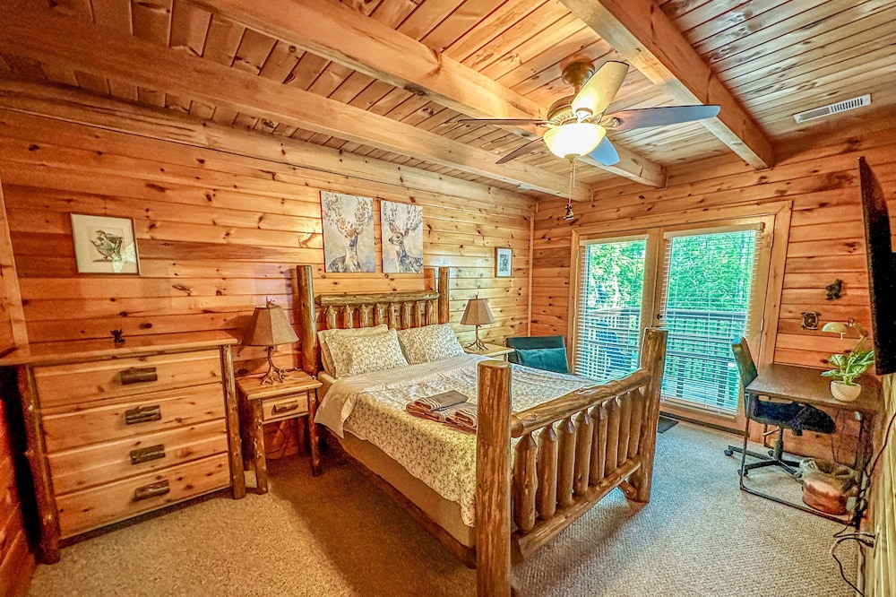 The Adaha Cabin 2br 2bth arcades hot tub Sevierville