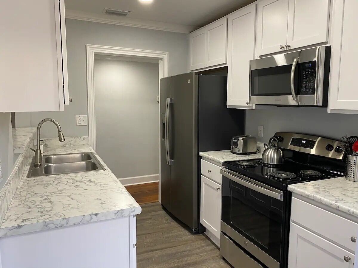 Pet Friendly Charming Lakeshore Bungalow Sleeps 6