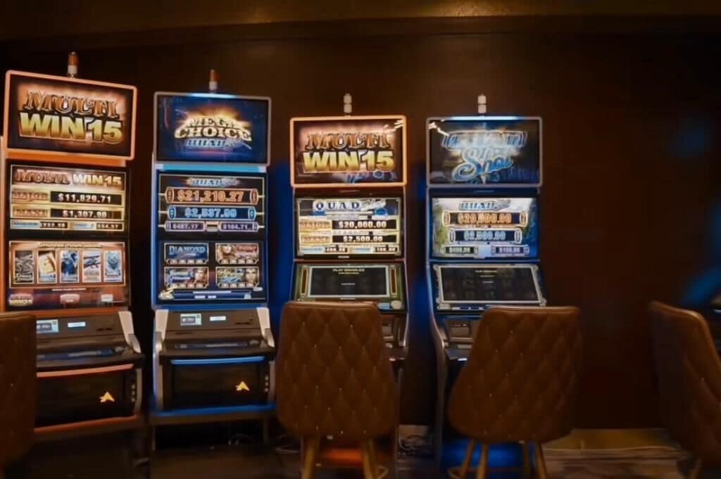 Vier Spielautomaten, davon zwei mit der Aufschrift „Win 15“ und „Win 20“, sowie ein Spiel namens „Diamond“.