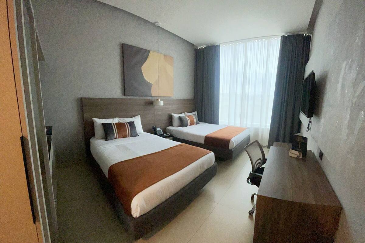 Escritorio, wifi gratis y ropa de cama