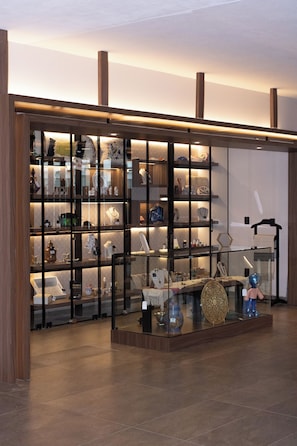 A modern interior with a display of various decorative items and furniture. - Hotel Casino Grand Vía Dorada (Pachuca)