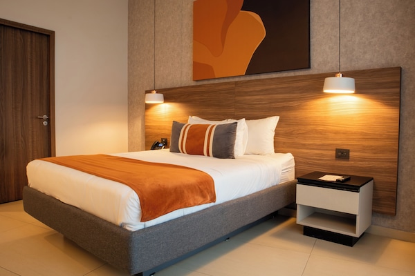 Escritorio, wifi gratis y ropa de cama