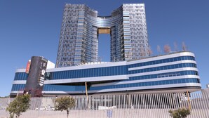 Un hôtel moderne à la façade incurvée originale, doté de grandes fenêtres et d’une enseigne de casino bien visible.