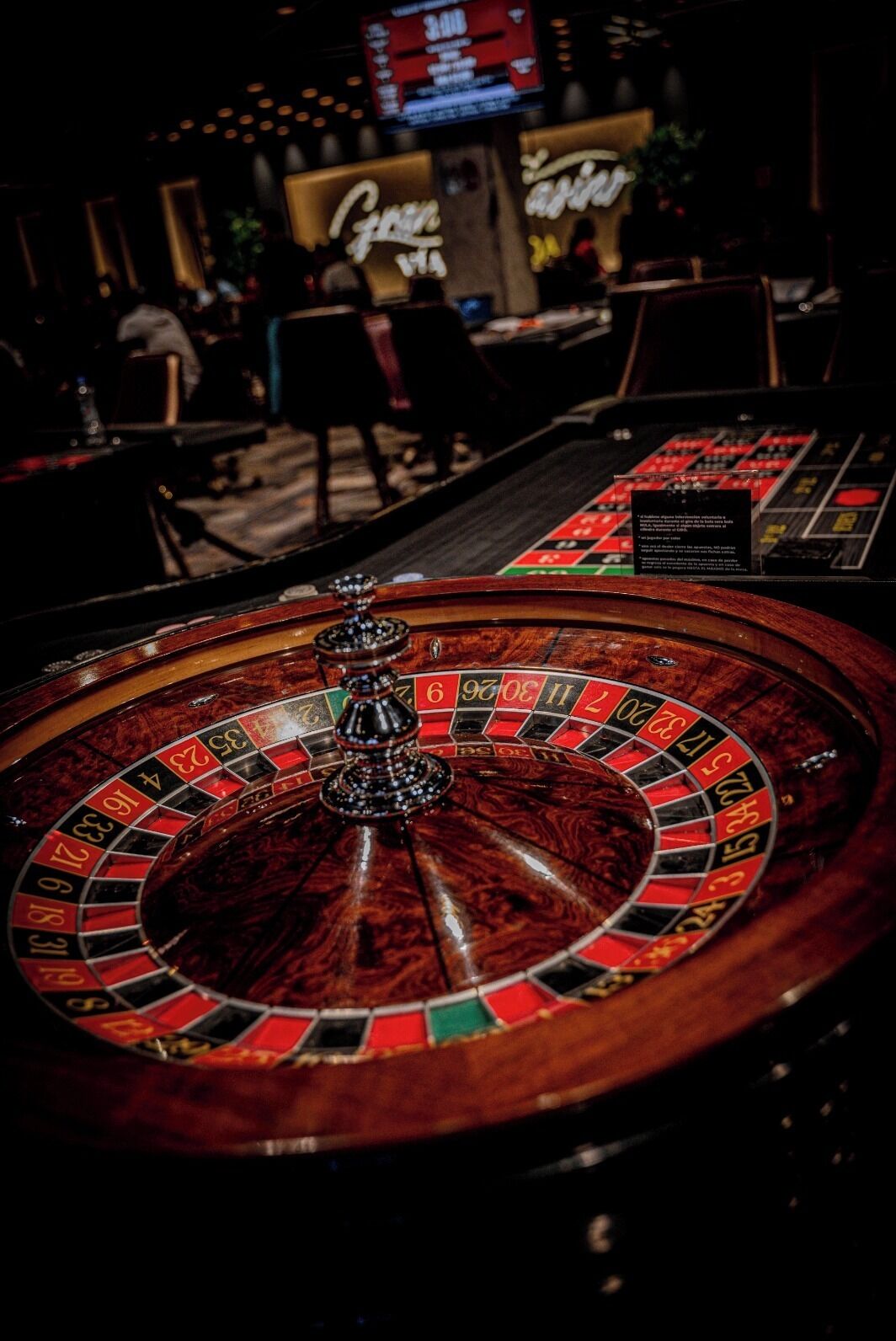 Una ruleta en un casino tenuemente iluminado.