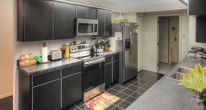 Modern In-Law Suite-Separate Entrance