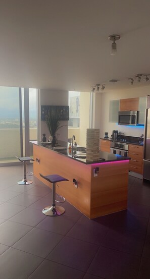 Frigorifero, microonde, forno, piano cottura