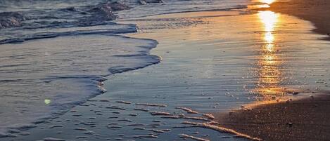 Playa en los alrededores, camastros y toallas de playa