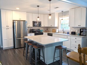 Kjøleskap, mikrobølgeovn, ovn og kokeplater