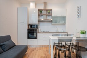 Kühlschrank, Mikrowelle, Ofen, Herdplatte