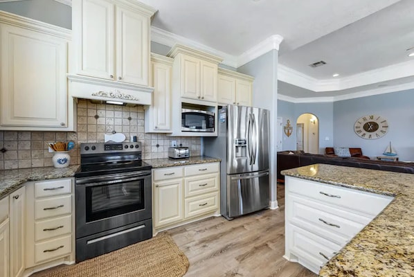 Refrigerador, microondas, horno y parrilla de estufa 