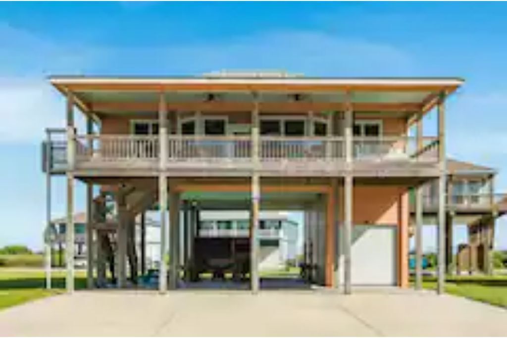 SALTY SEAS Beach house, 4br/3ba, OCEAN VIEWS, Walk to beach, HUGE covered patio
