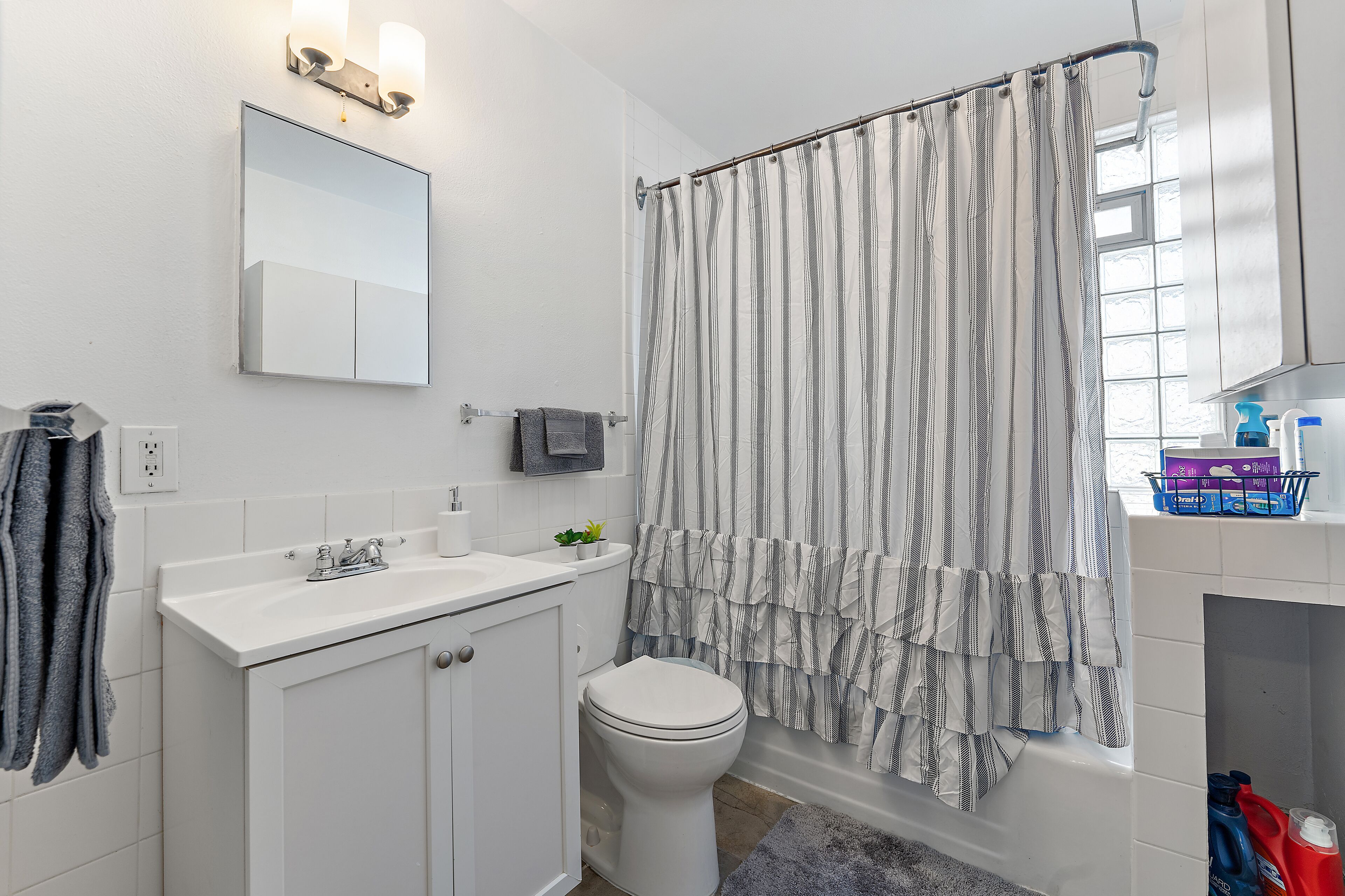 Tina con regadera y toallas 