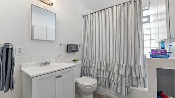 Combined shower/tub, towels