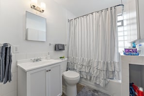 Combined shower/tub, towels