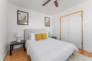 2 bedrooms, WiFi, bed sheets - Lovely 2 Bedroom Rental Blocks Away From Allianz! (Saint Paul)