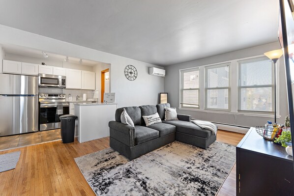 Living area - Lovely 2 Bedroom Rental Blocks Away From Allianz! (Saint Paul)